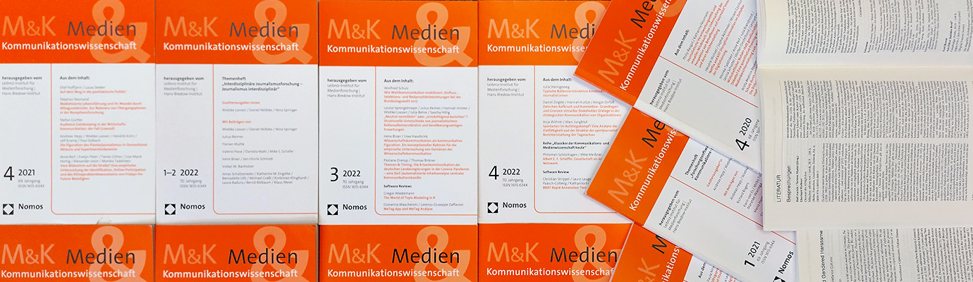 Anordnung einiger Hefte der Zeitschrift "Medien & Kommunikationswissenschaft" mit orangem Kopf