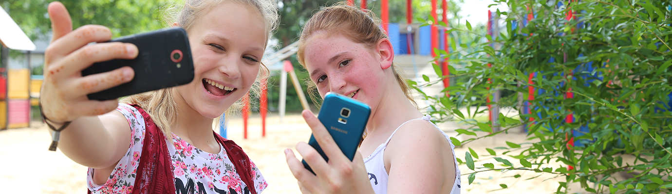 2 junge Mädchen machen Selfies