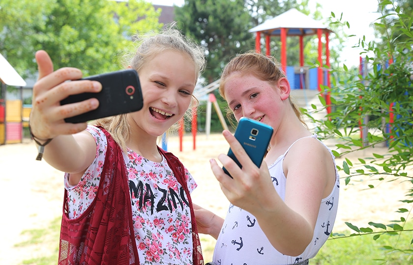 2 junge Mädchen machen Selfies