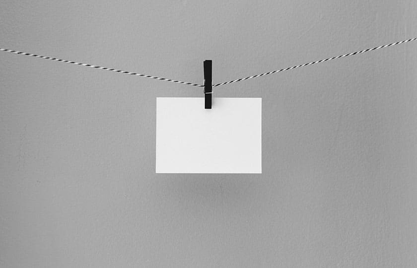 ein weißes Blatt Papier hängt mit einer Klammer an der Leine