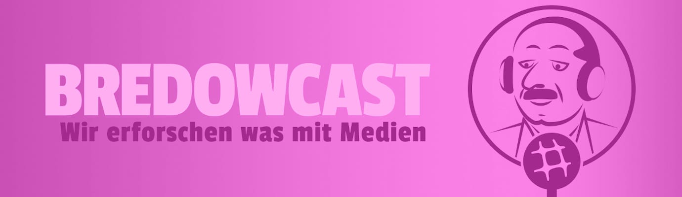 BredowCast Logo: illustrierter Hans Bredow vor Mikro mit Kopfhörern. Daneben der Schriftzug "BredowCast - Wir erforschen was mit Medien"