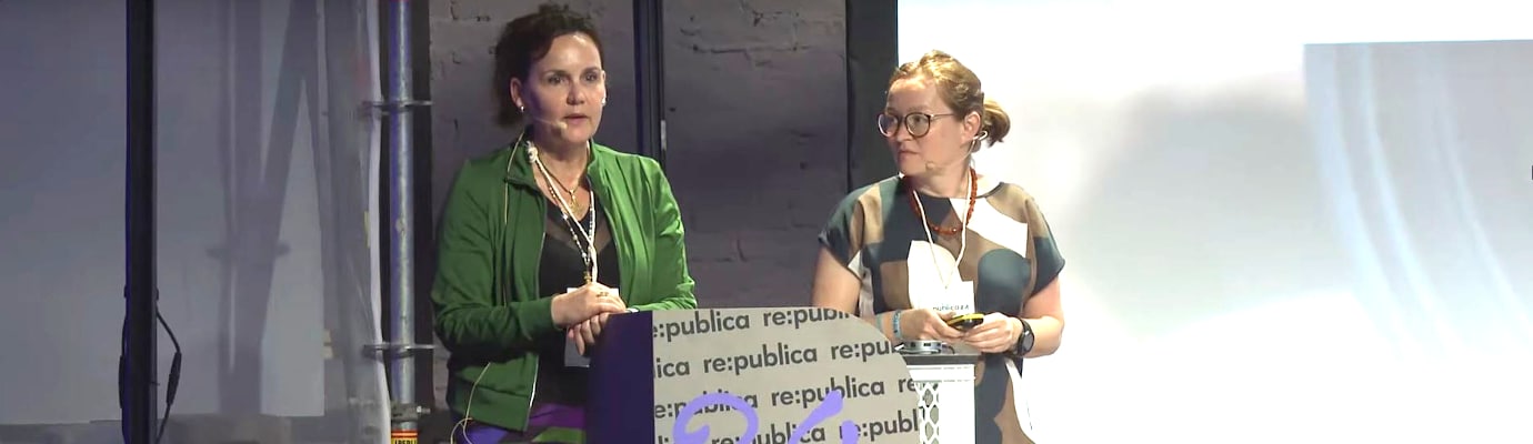 Journalismusforscherinnen Wiebke Loosen und Anna von Garmissen auf der Bühne der re:publica 2024