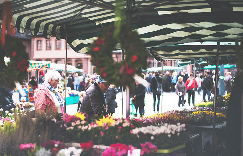 Kunden an Blumenstand auf einem Markt