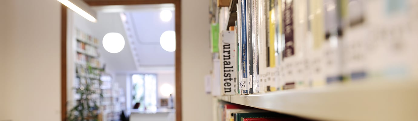 Blick in die Bibliothek, Regalbord mit Literatur zu "Journalismus"