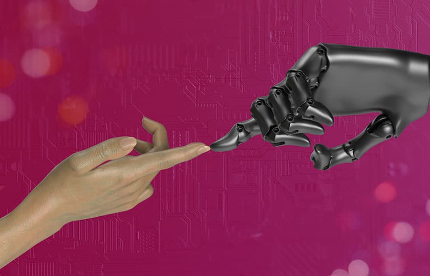 Die Fingerspitzen einer natürlichen und einer Roboterhand berühren sich