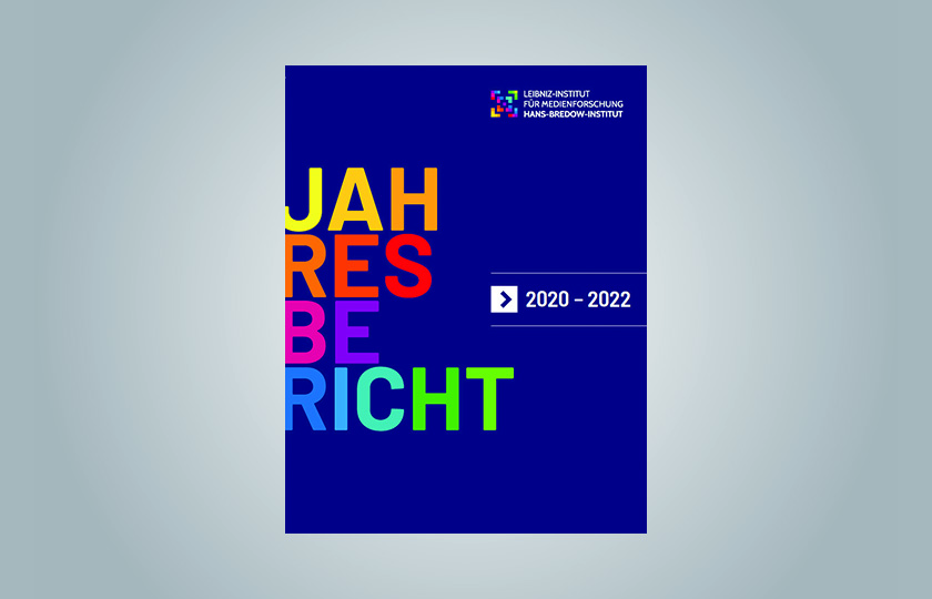 Cover des Jahresberichts 2020-2022: bunte Buchstaben auf lila-blauem Grund