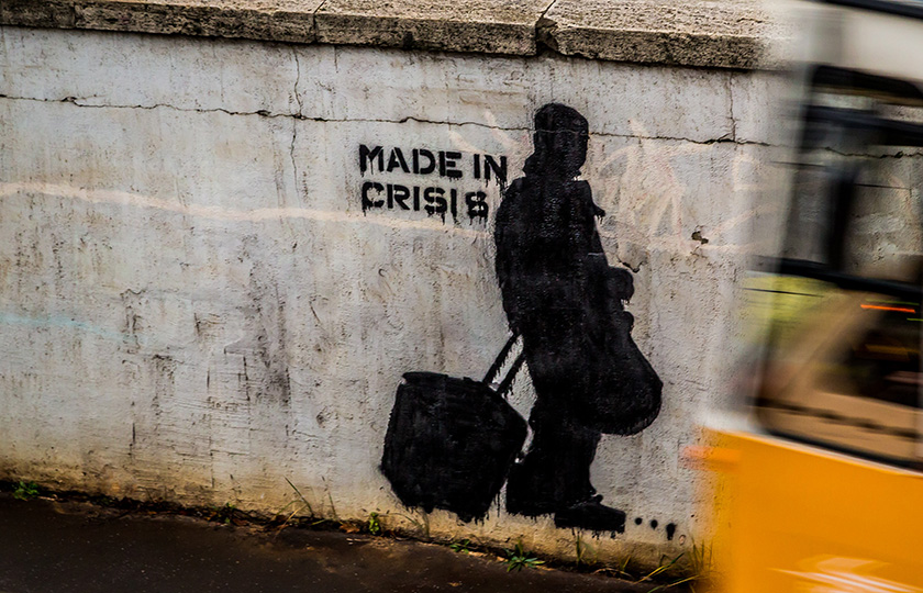 Wandbild von Menschen mit Gepäck und Schriftzug "Made in Crisis"