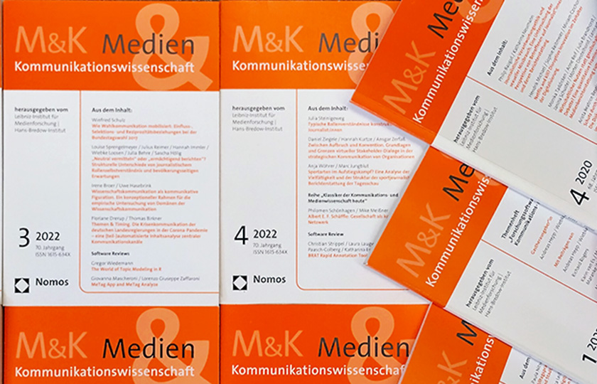 Anordnung einiger Hefte der Zeitschrift "Medien & Kommunikationswissenschaft" mit orangem Kopf