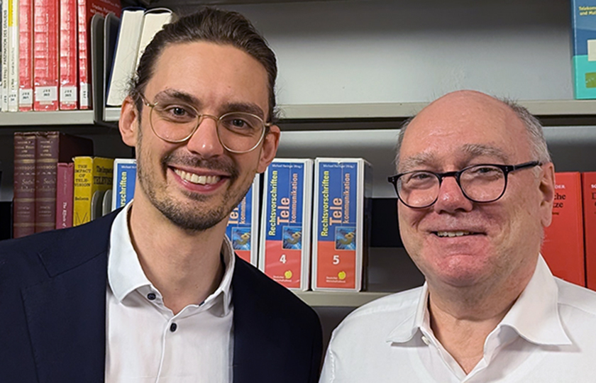 Keno C. Potthast und Wolfgang Schulz vor einer Bücherwand