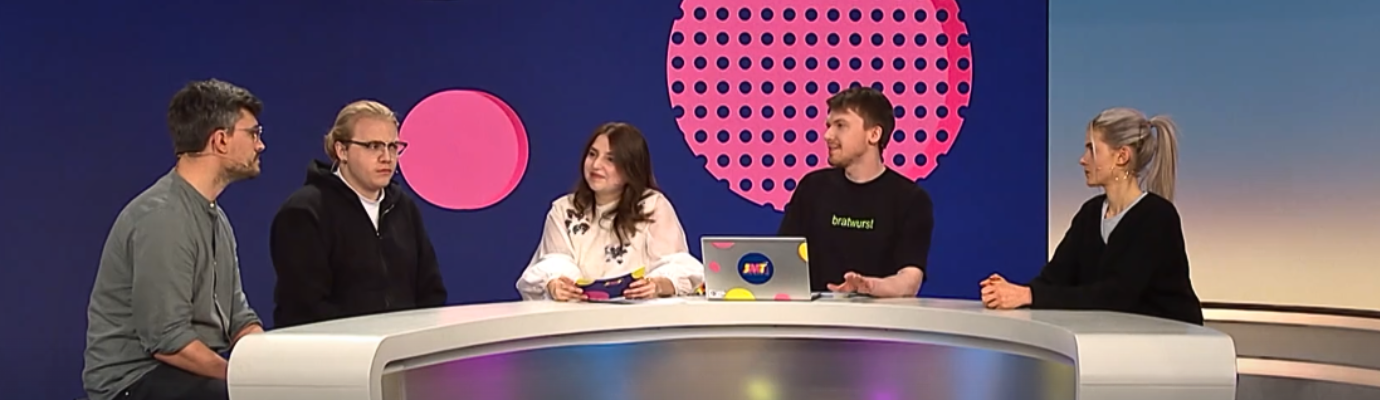 Four people discuss the media on television. The occasion is the ARD Youth Media Day on 13 November 2024.