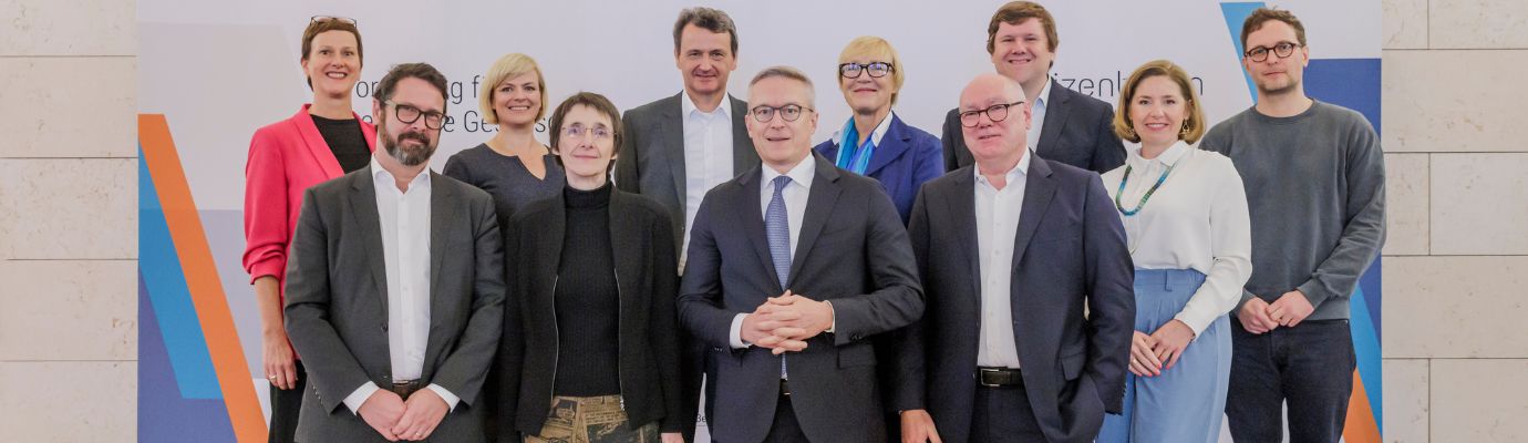 Bundesminister Karsten Wildberger zusammen mit den Direktor*innen der Einrichtungen des "Netzwerks der Institute für Digitalisierungsforschung"