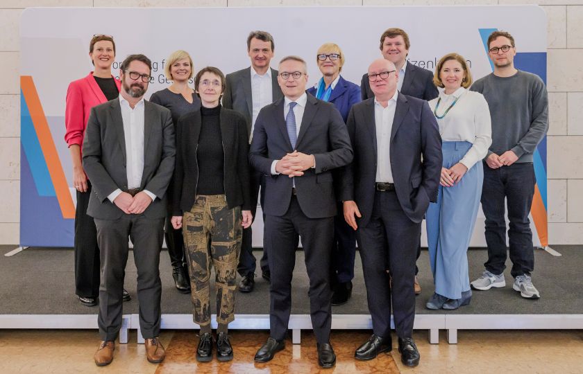 Bundesminister Karsten Wildberger zusammen mit den Direktor*innen der Einrichtungen des "Netzwerks der Institute für Digitalisierungsforschung"