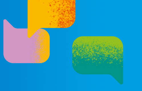 Mehrere bunte Sprechblasen in Blau, Orange, Rosa, Gelb, Weiß und Grün auf blauem Hintergrund.