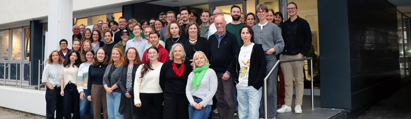 Das Team des HBI mit ca. 50 Personen vor der Tür des Gebäudes in der Warburgstraße 30 B (Stand: Dezember 2025)
