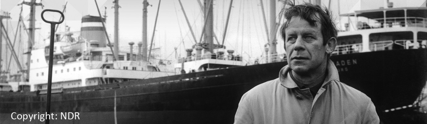 Portrait of Siegfried Lenz in front of the harbour scenery