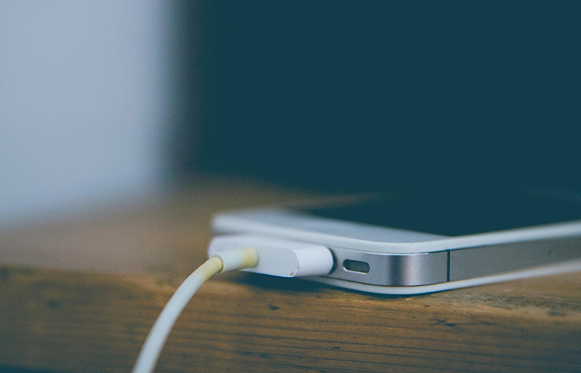 ein Kabel führt in ein Smartphone