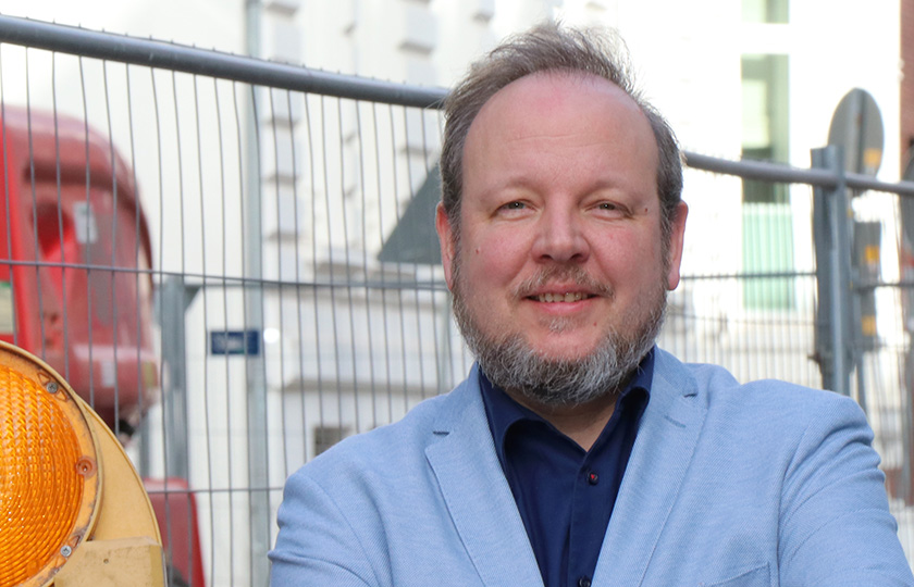 Portrait Stephan Dreyer vor Bauzaun