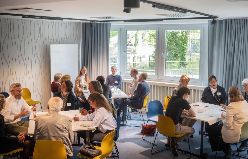 an runden Tischen diskutieren Menschen