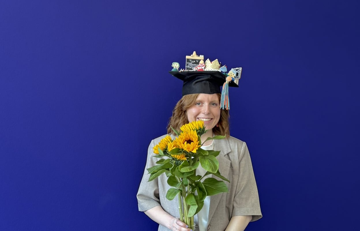 Kira Thiel mit Doktorhut und Blumen