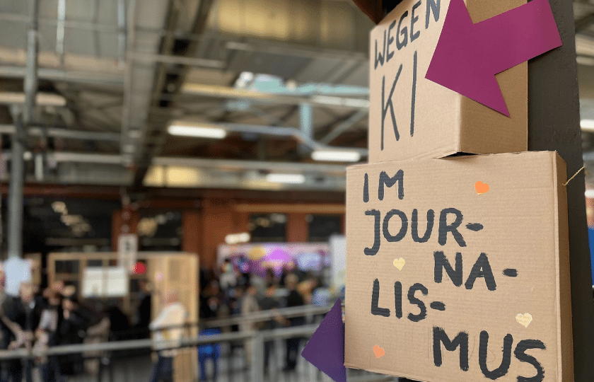 Wegweiser mit Beschriftung KI im Journalismus