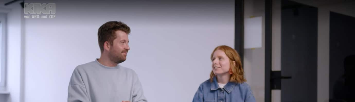 Kira Thiel (right) talking with KiKa host Tim (left)