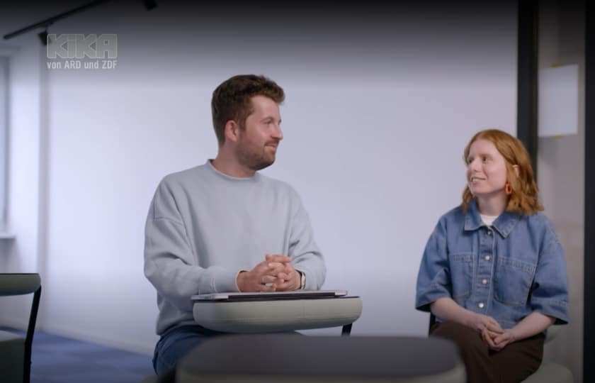 Kira Thiel (rechts) im Gespräch mit KiKa-Moderator Tim (links)
