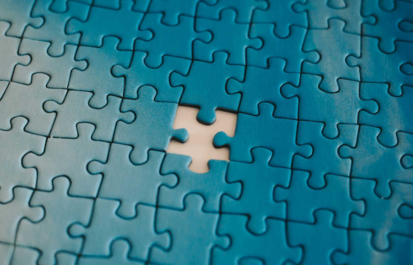 türkises Puzzlespiel mit einem fehlenden Teil