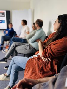 unscharfe Aufnahme zuhörender Menschen von der Seite