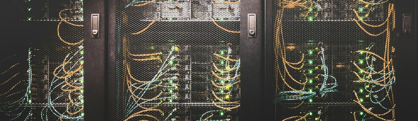 Verkabelte und vernetzte Systeme in einem Rechenzentrum.