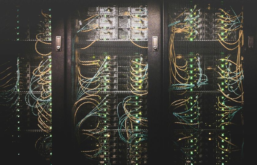 Verkabelte und vernetzte Systeme in einem Rechenzentrum.